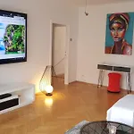 Charmante Zentrumswohnung Mit Balkon Und 80 Zoll Tv
