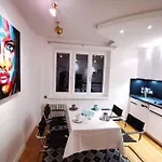 アパート Charmante Zentrumswohnung Mit Balkon Und 80 Zoll Tv *