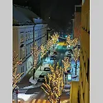 Charmante Zentrumswohnung Mit Balkon Und 80 Zoll Tv *