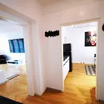 Charmante Zentrumswohnung Mit Balkon Und 80 Zoll Tv *