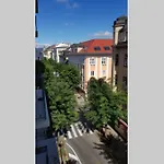 Charmante Zentrumswohnung Mit Balkon Und 80 Zoll Tv *