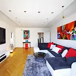 アパート Charmante Zentrumswohnung Mit Balkon Und 80 Zoll Tv *