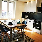Charmante Zentrumswohnung Mit Balkon Und 80 Zoll Tv アパート *