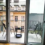 Charmante Zentrumswohnung Mit Balkon Und 80 Zoll Tv