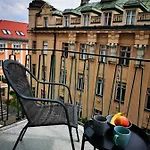 Charmante Zentrumswohnung Mit Balkon Und 80 Zoll Tv アパート クラーゲンフルト