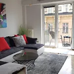 Charmante Zentrumswohnung Mit Balkon Und 80 Zoll Tv *