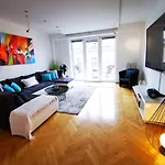 Charmante Zentrumswohnung Mit Balkon Und 80 Zoll Tv アパート クラーゲンフルト