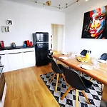 Charmante Zentrumswohnung Mit Balkon Und 80 Zoll Tv アパート