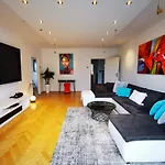 Charmante Zentrumswohnung Mit Balkon Und 80 Zoll Tv