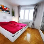 Charmante Zentrumswohnung Mit Balkon Und 80 Zoll Tv * クラーゲンフルト