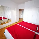 Charmante Zentrumswohnung Mit Balkon Und 80 Zoll Tv クラーゲンフルト