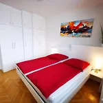 Charmante Zentrumswohnung Mit Balkon Und 80 Zoll Tv クラーゲンフルト