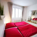 アパート Charmante Zentrumswohnung Mit Balkon Und 80 Zoll Tv