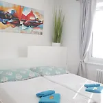 Charmante Zentrumswohnung Mit Balkon Und 80 Zoll Tv アパート