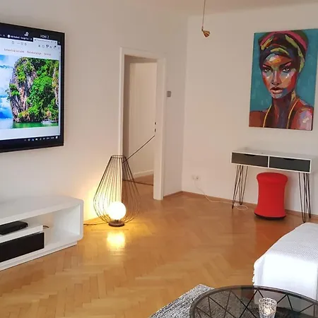 Charmante Zentrumswohnung Mit Balkon Und 80 Zoll Tv