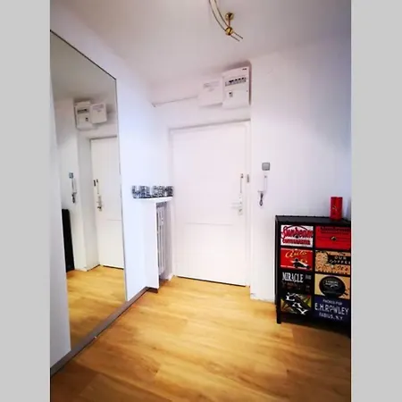 Charmante Zentrumswohnung Mit Balkon Und 80 Zoll Tv קלגנפורט