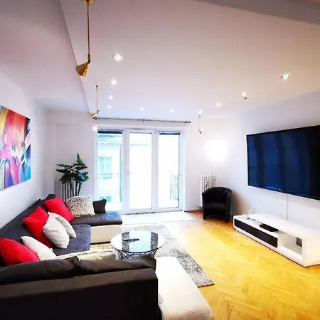 Charmante Zentrumswohnung Mit Balkon Und 80 Zoll Tv Apartmán *
