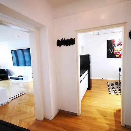 Charmante Zentrumswohnung Mit Balkon Und 80 Zoll Tv *