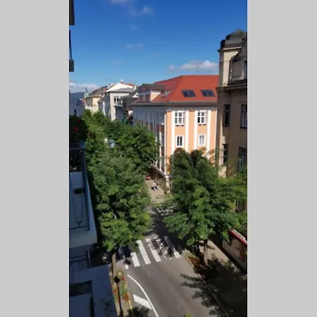 Charmante Zentrumswohnung Mit Balkon Und 80 Zoll Tv *