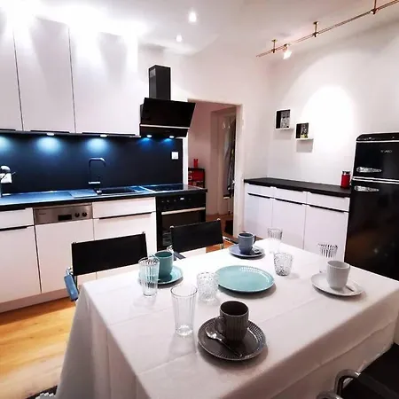 Charmante Zentrumswohnung Mit Balkon Und 80 Zoll Tv Apartmán