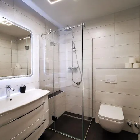 Charmante Zentrumswohnung Mit Balkon Und 80 Zoll Tv *