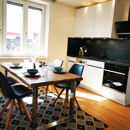 Charmante Zentrumswohnung Mit Balkon Und 80 Zoll Tv דירה *