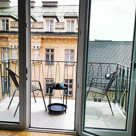 Charmante Zentrumswohnung Mit Balkon Und 80 Zoll Tv