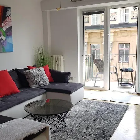 Charmante Zentrumswohnung Mit Balkon Und 80 Zoll Tv *
