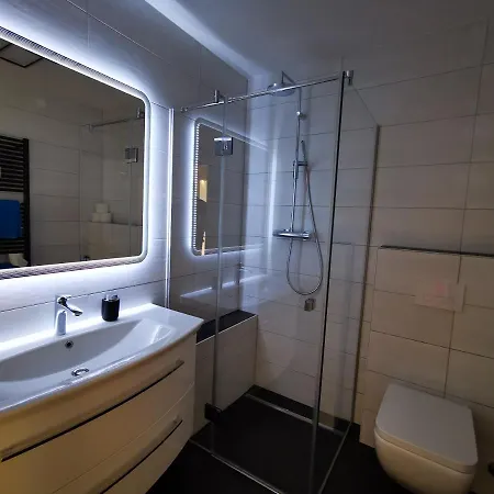 Charmante Zentrumswohnung Mit Balkon Und 80 Zoll Tv דירה *