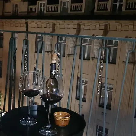 Apartment Charmante Zentrumswohnung Mit Balkon Und 80 Zoll Tv