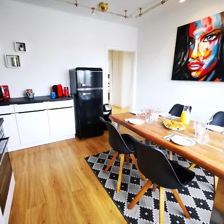 Charmante Zentrumswohnung Mit Balkon Und 80 Zoll Tv דירה