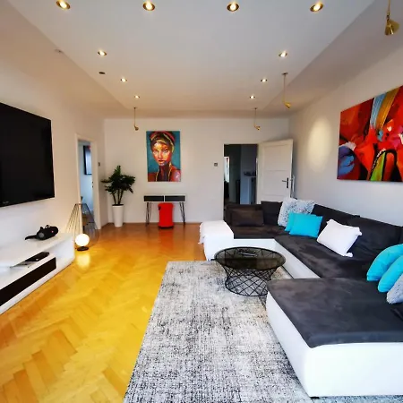 Charmante Zentrumswohnung Mit Balkon Und 80 Zoll Tv