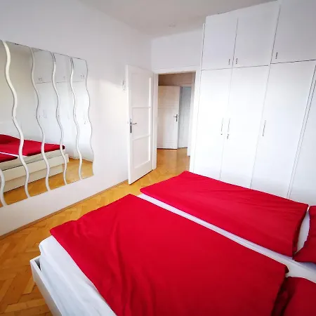 Charmante Zentrumswohnung Mit Balkon Und 80 Zoll Tv קלגנפורט