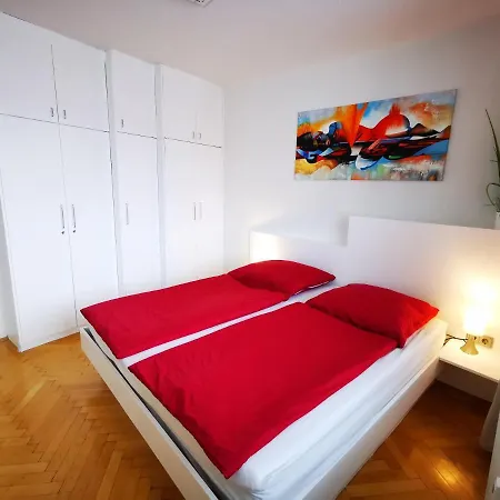 Charmante Zentrumswohnung Mit Balkon Und 80 Zoll Tv קלגנפורט