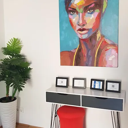 Charmante Zentrumswohnung Mit Balkon Und 80 Zoll Tv