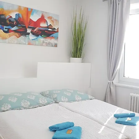 Charmante Zentrumswohnung Mit Balkon Und 80 Zoll Tv דירה