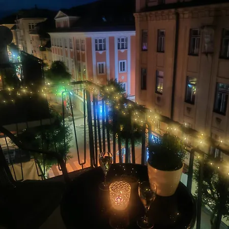 아파트 Charmante Zentrumswohnung Mit Balkon Und 80 Zoll Tv *