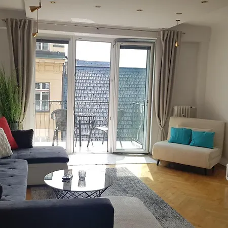 アパート Charmante Zentrumswohnung Mit Balkon Und 80 Zoll Tv