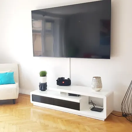 Charmante Zentrumswohnung Mit Balkon Und 80 Zoll Tv アパート *