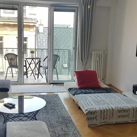 Charmante Zentrumswohnung Mit Balkon Und 80 Zoll Tv *