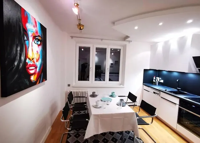 Apartment Charmante Zentrumswohnung Mit Balkon Und 80 Zoll Tv *