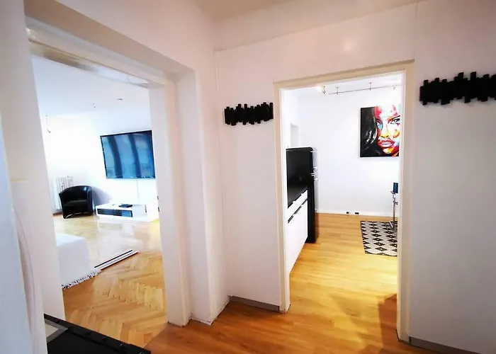 Charmante Zentrumswohnung Mit Balkon Und 80 Zoll Tv *