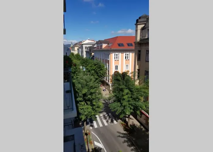 Charmante Zentrumswohnung Mit Balkon Und 80 Zoll Tv *