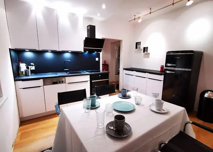 Charmante Zentrumswohnung Mit Balkon Und 80 Zoll Tv Apartment