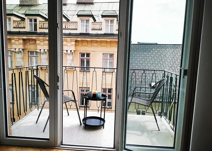 Charmante Zentrumswohnung Mit Balkon Und 80 Zoll Tv