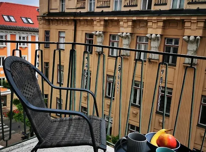 Charmante Zentrumswohnung Mit Balkon Und 80 Zoll Tv Apartment Klagenfurt am Wörthersee