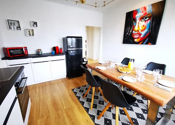 Charmante Zentrumswohnung Mit Balkon Und 80 Zoll Tv Apartment