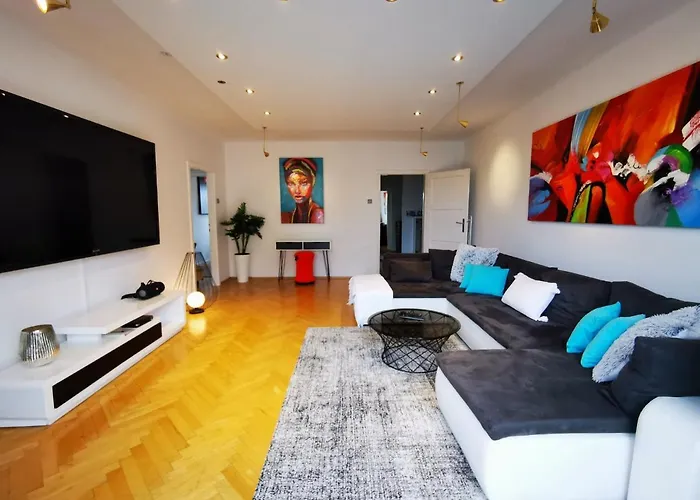 Charmante Zentrumswohnung Mit Balkon Und 80 Zoll Tv