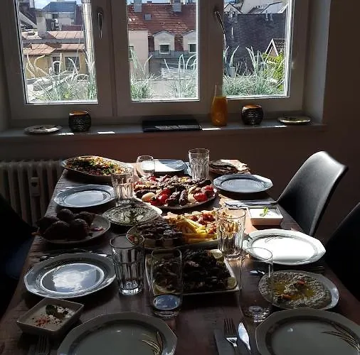 Charmante Zentrumswohnung Mit Balkon Und 80 Zoll Tv דירה *