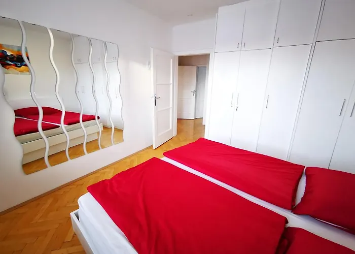 Charmante Zentrumswohnung Mit Balkon Und 80 Zoll Tv קלגנפורט